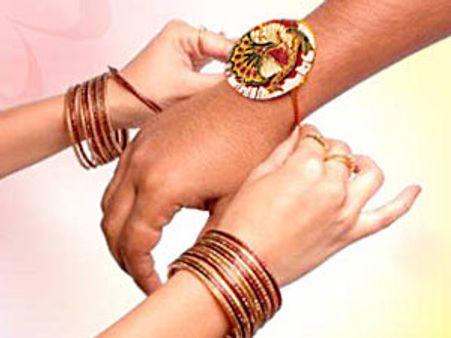 சகோதரிகள் ராக்கி கட்டும் ரக்ஷாபந்தன் விழா கொண்டாட்டம்