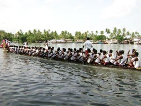 கேரளாவில் நடந்த புகழ்பெற்ற பாம்புப் படகுப் போட்டி-தமிழக வீரர்களும் பங்கேற்பு