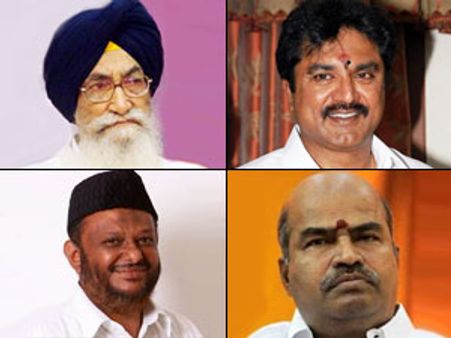 காந்தி போதித்த அகிம்சை வழியில் செல்வோம்-தலைவர்கள் சுதந்திர தின வாழ்த்து