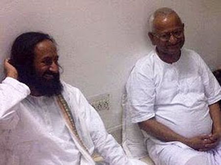 ஸ்ரீ ஸ்ரீ ரவிசங்கர் உள்ளே, பாபா ராம்தேவ் வெளியே