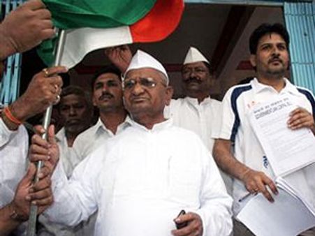 ஜன் லோக்பால் மசோதா நிறைவேற்றப்படும் வரை ராம்லீலாவை விட்டுப் போக மாட்டேன்- அன்னா