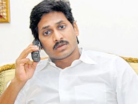 சிபிஐ அறிக்கையில் ராஜசேகர ரெட்டி பெயர்-ஆந்திர அரசைக் கவிழக்கப் போவதாக ஜெகன் மிரட்டல்