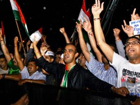 பிரணாப், அத்வானி வீடுகளை முற்றுகையிட்ட அன்னா ஆதரவாளர்கள்: இன்று அசாருத்தீன் வீடு