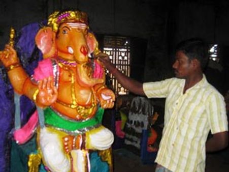 களிமண் பிரமாண்டமான பிள்ளையார் சிலைகள்- செங்கோட்டையில் விறுவிறு தயாரிப்பு