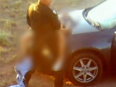 நியூ மெக்ஸிகோ: கார் மீது பெண்ணுடன் சீருடையில் செக்ஸ் உறவு- அமெரிக்க போலீஸ் அதிகாரி சஸ்பெண்ட்