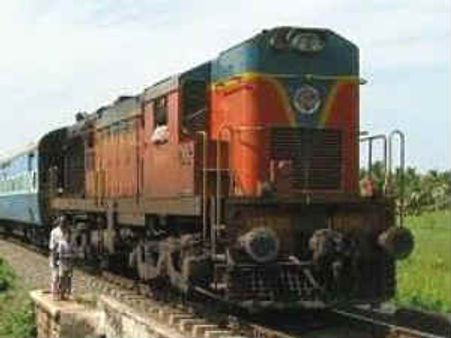 கடும் நிதி நெருக்கடி: உயர்கிறது ரயில் கட்டணம்!