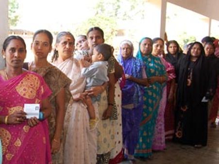 உள்ளாட்சித் தேர்தல்: நகர்ப் பகுதிகளில் வாக்குப் பதிவு எந்திரம், கிராமப் பகுதிகளில் ஓட்டுச் சீட்டு