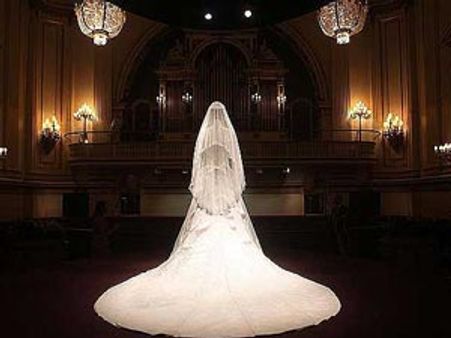 பிரிட்டிஷ் ராஜ குடும்பத்தின் திருமண உடையை காண அலைமோதும் மக்கள்