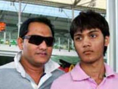 சாலை விபத்தில் அசாருத்தீனின் உறவினர் மரணம், இளைய மகன் படுகாயம்