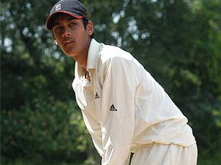 சிறுநீரகம், மார்பில் பலத்த அடி: அசாருத்தீன் மகன் தொடர்ந்து கவலைக்கிடம், உறவினர் உடல் அடக்கம்