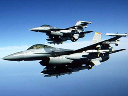 நீண்ட நேரம் டாய்லெட்டில் பயணிகள்: தீவிரவாதிகள் என்ற அச்சத்தால் விமானங்களை சூழ்ந்த யுஎஸ் போர் விமானங