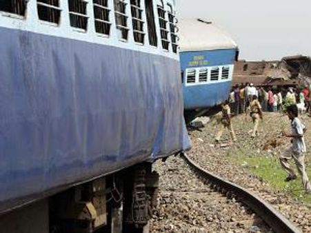 அரக்கோணம் அருகே ரயில்கள் மோதல்-10 பேர் பலி; ஏராளமானோர் படுகாயம்