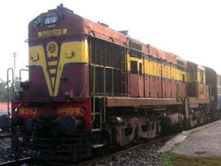 இந்தியாவிடம் இருந்து ரயில் இன்ஜின்களை வாடகைக்கு வாங்க பாகிஸ்தான் விருப்பம்