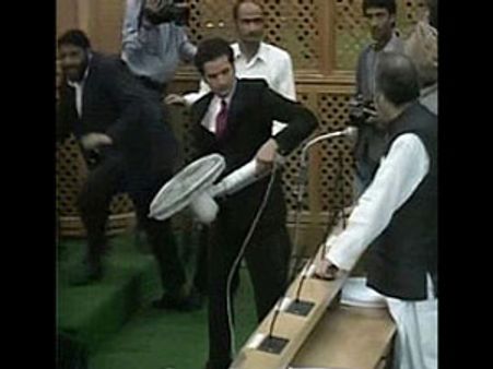 ஜம்மு-காஷ்மீர் சட்டசபையில் எம்எல்ஏக்கள் பெரும் ரகளை- ஃபேன் வீச்சு