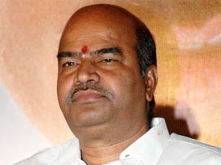 சத்தியமூர்த்தி பவனில் காங்கிரஸார் கோஷ்டி மோதல்-அலுவலகத்தை சூறையாடினர்