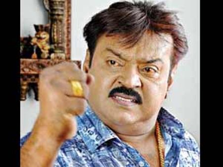 மைக்கைப் பிடுங்கிச் சென்ற போலீஸ்- பிரவீன்குமார் பெயரைப் பயன்படுத்திய விஜயகாந்த்!