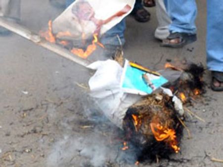 மதுரையில் விஜயகாந்த் உருவபொம்மை எரிப்பு