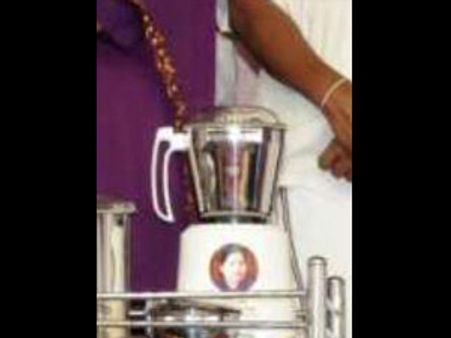 சென்னையிலிருந்து திருமங்கலத்துக்கு வந்து சேர்ந்த இலவச மிக்சிகள்- பரபரப்பு!