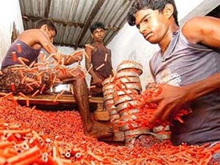 தொழிலாளர்களின் வாழ்க்கைக்கு வழி கேட்கும் பட்டாசு
