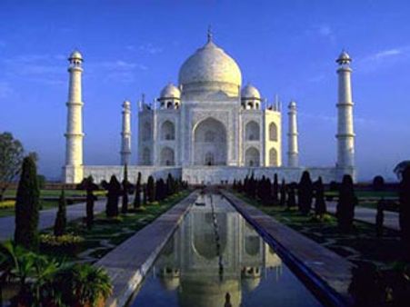 பௌர்ணமி வெளிச்சத்தில் மிண்ணிய தாஜ்மஹால்