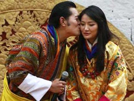 மக்களிடம் கேட்டுக் கேட்டு மனைவியை 3 முறை முத்தமிட்ட பூடான் மன்னர்