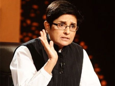 கிரண்பேடி எங்களிடம் அதிகமாக பணம் வசூலித்துவிட்டார்! - தன்னார்வ அமைப்பு புகார்