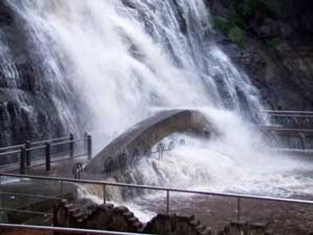 வடகிழக்கு பருவமழை தீவிரம்- குற்றால அருவிகளில் கொண்டாட்டம்!