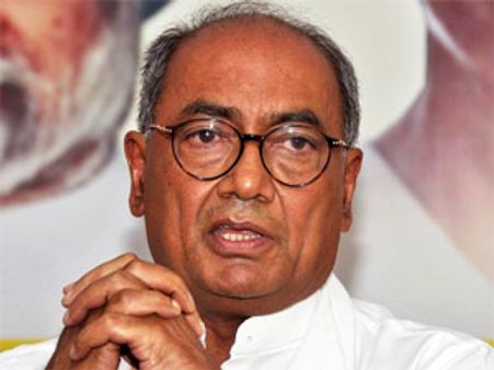 முதலில் ராம்தேவ், அடுத்து அன்னா, தற்போது ஸ்ரீ ஸ்ரீயா?: திக்விஜய் தாக்கு