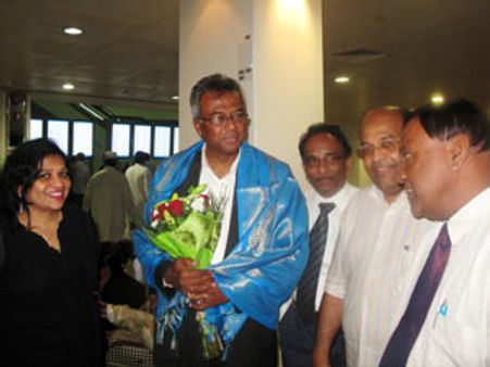 துபாய் த‌மிழ்ச் ச‌ங்க‌ விழாவில் ப‌ங்கேற்க‌ வ‌ந்த மொரீஷியஸ் முன்னாள் அமைச்ச‌ருக்கு வ‌ர‌வேற்பு