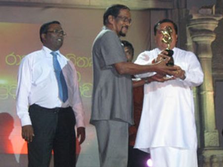 காப்பியக்கோ ஜின்னாஹ் ஷரிபுத்தீனுக்கு இலங்கை அரசின் உயர் விருது