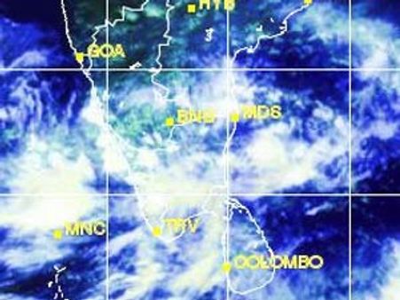 தமிழகம் முழுவதும் விடாமல் பெய்யும் கன மழை- 4 மாவட்டங்களில் பள்ளிகள் மூடல்!