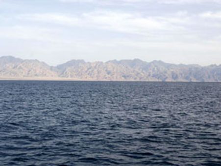 எகிப்திய பயணிகள் கப்பலில் ஏற்பட்ட தீவிபத்தில் 1,229 பேர் உயிர் தப்பினர்