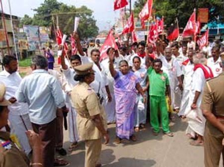 10 அம்ச கோரிக்கைகளை வலியுறுத்தி தொழிற்சங்கங்கள் மறியல்: பலர் கைது
