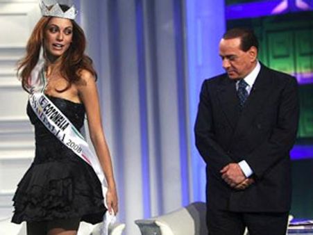 இத்தாலியின் கடும் நிதி நெருக்கடி.. பதவி விலகுகிறார் 'செக்ஸ் மன்னன்' பெர்லுஸ்கோனி!