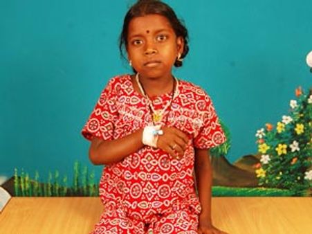 சிறுநீரகங்கள் பழுதாகி உயிருக்கு போராடும் ஏழை மாணவி: பெற்றோர்கள் கண்ணீர்