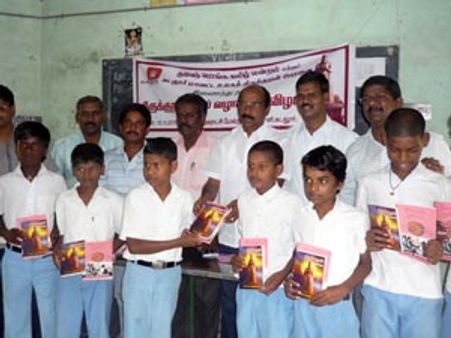 கடலூர் நகராட்சிப்பள்ளி மாணவர்களுக்குத் திருக்குறள் நூல் வழங்கும் விழா