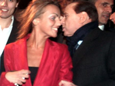 ராஜினாமா முடிவை எடுத்த பின் 26 வயதுப் பெண்ணுடன் உல்லாசம் அனுபவித்த பெர்லுஸ்கோனி