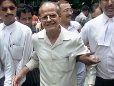 ரூ 3 லட்சம் லஞ்ச வழக்கு - முன்னாள் அமைச்சர் சுக்ராமுக்கு 5 ஆண்டு சிறை