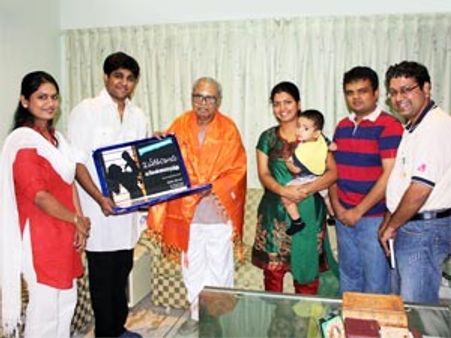 இயக்குநர் கே.பாலசந்தர் வெளியிட்ட 