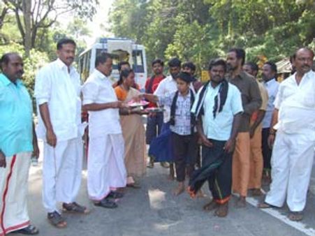 ஆரியங்காவில் தமிழக ஐயப்ப பக்தர்களை வரவேற்று உபசரித்த கேரளத்தவர்!