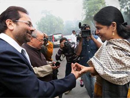 பாராளுமன்ற கூட்டத்தில் பங்கேற்ற கனிமொழி - கைகுலுக்கி வரவேற்ற எம்பிக்கள்!