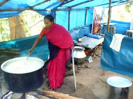 சபரிமலை ஐயப்ப பக்தர்களுக்கு அன்னதானம் வழங்கும் இஸ்லாமிய பெண்மணி