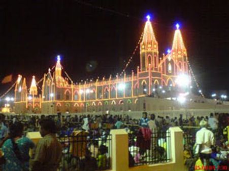 கிருஸ்துமஸ் பெருவிழா– வேளாங்கண்ணியில் குவியும் மக்கள்!