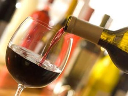 மதுபிரியர்களுக்கு இன்ப அதிர்ச்சி: ஒயின், ஸ்காட்ச் விஸ்கி விலை குறைகிறது!