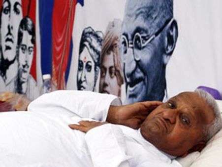 நாடாளுமன்றத்தில் இருப்பவர்கள் அத்தனை பேரும் குற்றவாளிகள்- அன்னா கடும் சாடல்