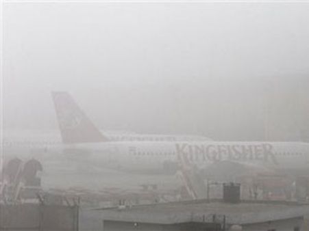டெல்லியை முற்றாக மூடிய பனி... 350 விமானங்கள் தாமதம்!!