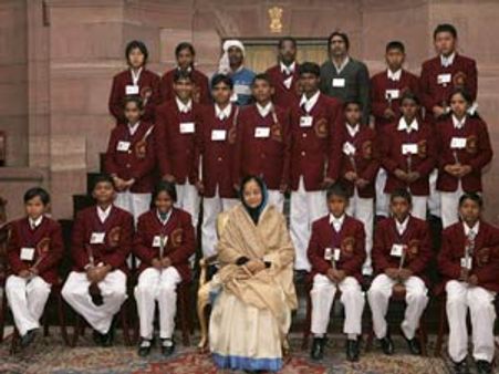 டெல்லி சென்று வீர விருது பெற முடியாமல் தவித்த சிறுவன்- அமைச்சரின் உதவியால் சென்றான்