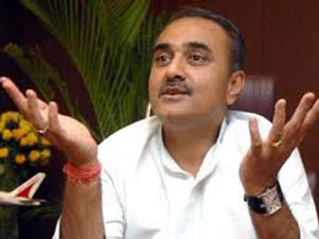 கனடாவிலிருந்து பிரபுல் படேலை நோக்கி ஒரு 'குண்டு'-லஞ்சம் வாங்கியதாக வழக்கு!