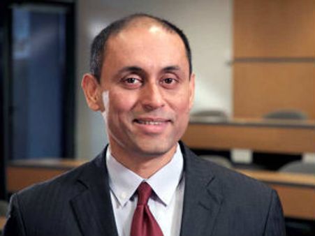 பொருளாதாரச் சரிவுக்கு பி-ஸ்கூல்களை குறைசொல்லக் கூடாது: சௌமித்ரா தத்தா