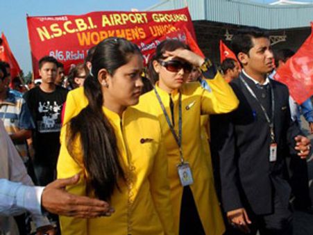 2 மாசமாச்சு சம்பளம் கிடைக்கலையே... ஜெட் ஏர்வேஸ், கிங் பிஷர் நிறுவன ஊழியர்கள் தவிப்பு!